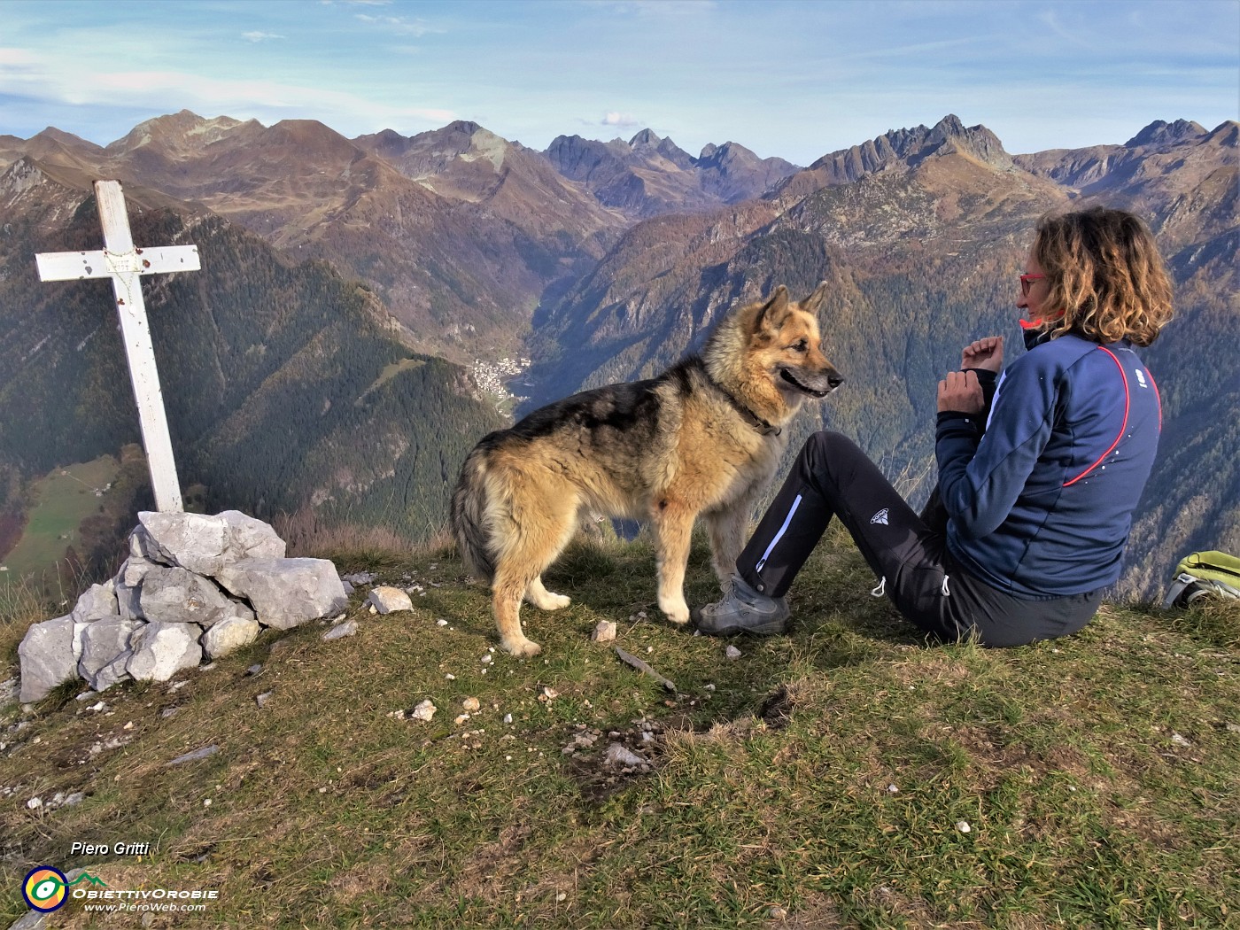 52 Alla croce di vetta del Pizzo Badile (2044 m) vista verso la valle da Carona al Pizzo del Diavolo.JPG